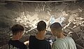 Schüler*innen vor einer alten Aufnahem einer Stadt